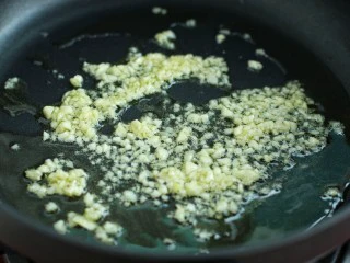 奶油蘑菇培根意面,利用煮意面的时间炒酱:锅中放橄榄油烧热后，将蒜末用小火炒香