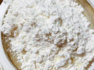 迷迭香玛芬蛋糕（制作耗时最短）,将低筋面粉、泡打粉、盐、奶粉，过筛到盆中。