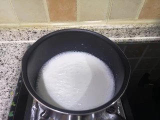 宝宝无糖奶酪棒,凉锅加入牛奶，开火煮。要一直搅拌哦！