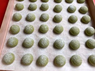 法式抹茶莎布雷酥球,晾凉后撒糖粉。