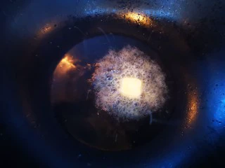 改版奶油意面,炒锅中放入少许植物油和10克黄油