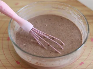 巧克力毛巾卷,得到可可面糊,会有一些小面疙瘩在表面。