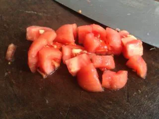 磷虾番茄意大利面,轻易去皮切小块