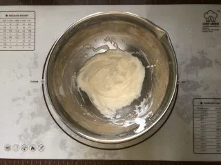 浓情蜜意－巧克力奶油蛋糕,搅拌至乳化状态。