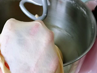 松软老式小面包,揉到不容易破的手套膜，就可以进行发酵了。