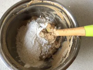 蓝莓秒芙蛋糕,在面糊中还看得见牛奶的时候，加入一半的粉类，继续搅拌15次，加入剩余牛奶搅拌8次，再倒入剩余的面粉，继续搅10-20次即可。 