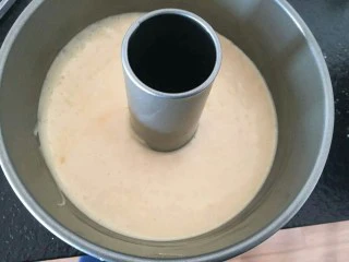 奶油草莓海绵蛋糕,倒入模具中,震出大气泡送入烤箱。