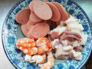 改版奶油意面,将虾仁洗净，火腿肠和肥肉切片