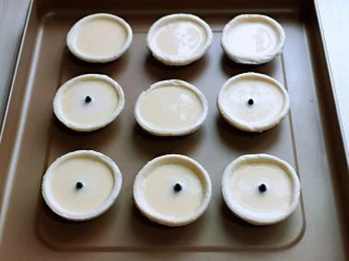 会爆浆的脏脏蛋挞～咬一口细滑醇香,再将做好的蛋液倒入蛋挞皮中8-9分满。