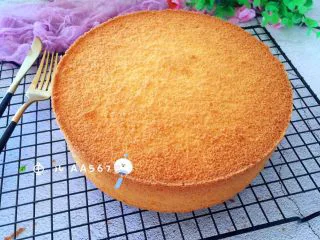 八寸戚风蛋糕,脱模后就可以食用了