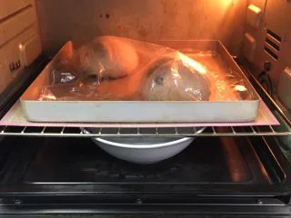 蔓越梅黑麦奶油软欧包,送入烤箱两次发酵,方法同上也是60分钟。