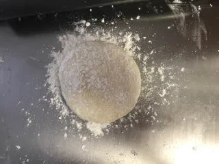 秘制芝心卷边披萨,发好的面团排气揉圆按扁。