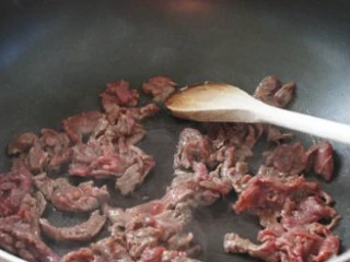 蘑菇洋葱牛肉小炒——偶尔自私很开心,切片牛肉用调料腌制15分钟以上。