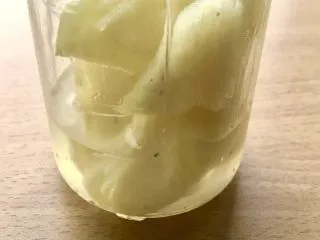 土豆苹果炖饭,加入刻度达到100ml的水。注意不是100ml水，因为里面有苹果。（(⁎⁍̴̛ᴗ⁍̴̛⁎)早午餐加到200ml刻度。）