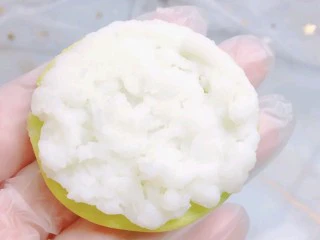 宝宝版马卡龙,10.取出饼，涂上山药泥。