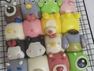 迪士尼挤挤小馒头,蒸好后，闷3分钟再开盖，夜晚的颜色果然一言难尽啊。。