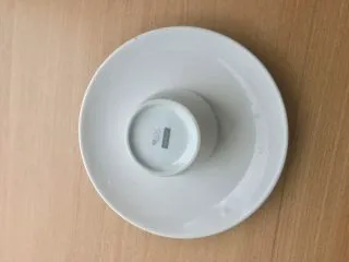 土豆苹果炖饭,（追求造型的看这里，不追求的跳过）将盘子放在小碗上面，然后翻过来，形成倒扣。将小碗慢慢拿起就出现形状规整的炖饭了。