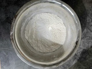 千层福袋蛋糕,粉类过筛