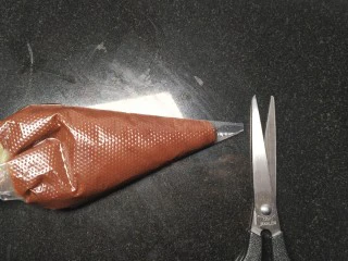 网红夏威夷果仁可可脆脆巧克力片 香港珍妮聪明小熊夏威夷果仁巧克力脆脆,12.裱花袋剪小小的口，千万不能剪大；