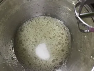 6寸巧克力戚风,蛋白用电动打蛋器打出粗泡,加入第一次白砂糖