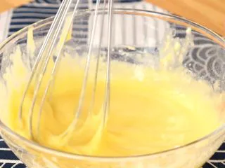 圣诞草莓蛋糕卷,蛋黄中加玉米油、牛奶，搅拌均匀