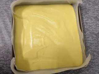 无油肉松蛋糕卷,模具中,垫上一层油纸,倒入面糊,晃均匀,震出大气泡