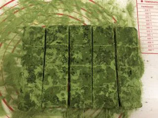 网红~~~抹茶雪花酥,切成长条。