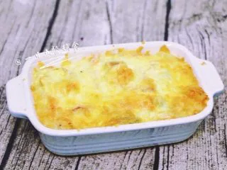 鲜虾芝士焗饭,用电饭锅做，就是将所有炒好的菜与熟米饭拌好，加入点牛奶，不要超过米饭。最上面撒上芝士。按下开煮键，芝士融化即可。 