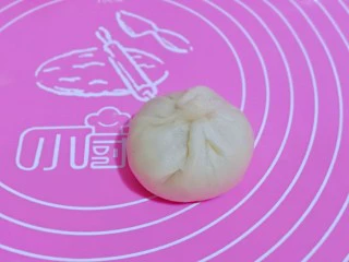 椰香桂花豆沙酥,如包子手法包起来，收口朝下。