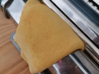 迪士尼挤挤小馒头,过压面机，大约20次左右，这个数量是个参考值，酌情增减