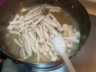 健康低卡香煎鲈鱼,加入一勺糖。