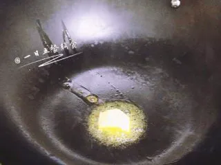 鲜虾芝士焗饭,锅烧热后放黄油块溶化，不喜欢或没有黄油的用平常食用油就好。黄油炒出来的更香一点。