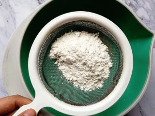 爆浆蓝莓蛋糕,筛入低筋面粉，依旧搅拌均匀