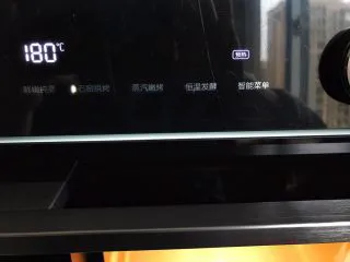 玫瑰花红糖小酥饼,美的蒸烤一体机选择石窟烘烤，180度预热