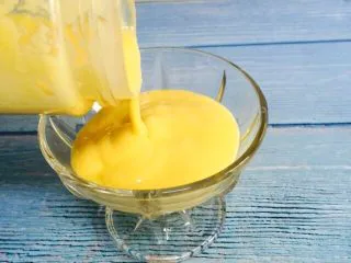 芒果香蕉奶昔,倒入玻璃杯