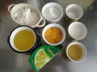 烘焙基础——戚风蛋糕,将所需材料全部称重备用,分离蛋白时要放在无油无水的容器中。