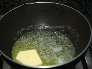 迷迭香黑胡椒牛排,黑胡椒汁:锅内倒入黄油烧热