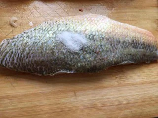 健康低卡香煎鲈鱼,鱼的正反两面用盐腌制。