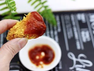 少油减脂的劲爆鸡米花,蘸上番茄酱，味道不要太赞了，超级好吃！主要是吃了不用担心长肉肉哟。