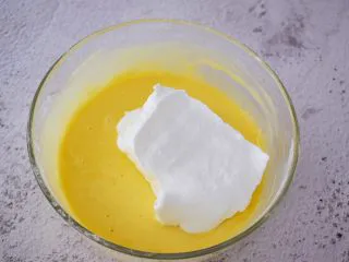 7寸中空原味戚风蛋糕,把三分之一的蛋白霜加入蛋黄糊中，翻拌或都上下拌匀