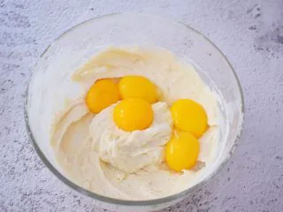 7寸中空原味戚风蛋糕,再加入蛋黄，搅拌均匀