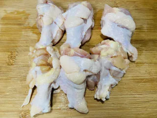 新奥尔良烤鸡腿,鸡腿清洗干净放入水中浸泡出血水再反复冲洗干净。打上花刀，方便入味