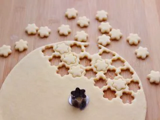 奶香小花朵馒头,这个时候用自己喜欢的模具，压成小花朵面胚。