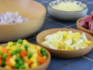 深夜食堂大叔的做法，真的超好吃,鸡蛋、洋葱、火腿切丁备用。 倒入火腿丁。