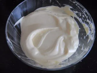 巧克力淋面蛋糕,倒回原来的蛋白内,翻拌均匀