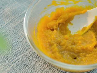 芝士南瓜焗意面,煮软的南瓜压泥。之所以把南瓜处理成细腻的泥状,主要是想用南瓜泥包裹住意面,这样可以让每一口意面都带有南瓜的甜味。