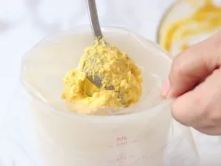 绿色美食+鱼子酱魔鬼蛋,拌好的蛋黄混合物装入裱花袋中。