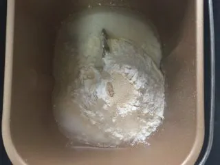 这样吃披萨才爽——重芝士火腿边披萨,高、低筋面粉，酵母，清水，鸡蛋液到倒入搅拌桶，揉成光滑面团时放入28g室温软化黄油揉成能拉伸出膜即可