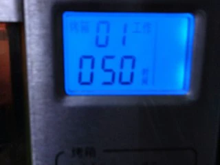 烘焙入门戚风蛋糕,烤箱设定150度提前预热10分钟。