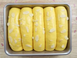 南瓜泥黄金软排包,表面涂蛋液撒杏仁片 